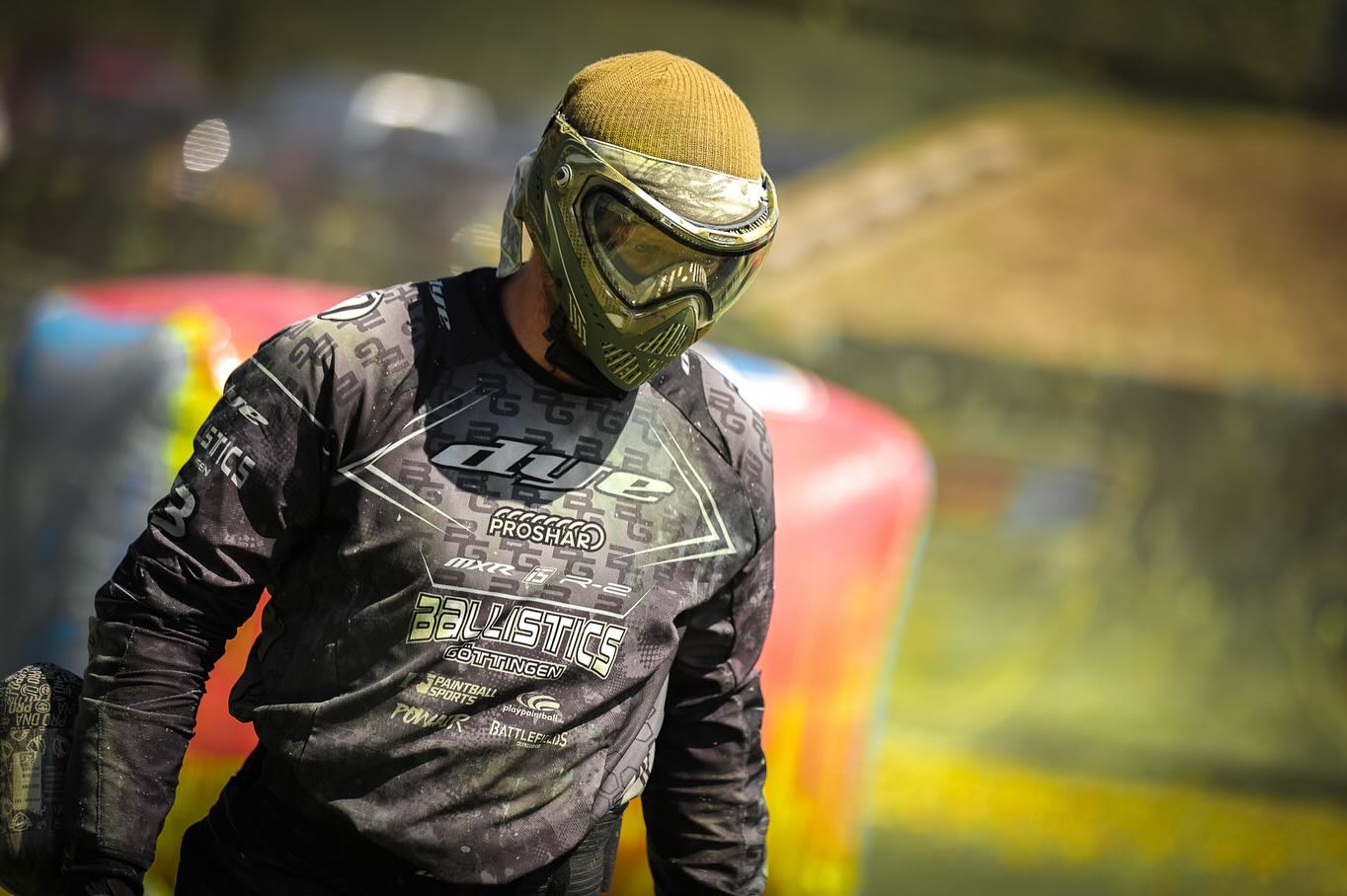 Paintballspieler auf Paintballfeld 