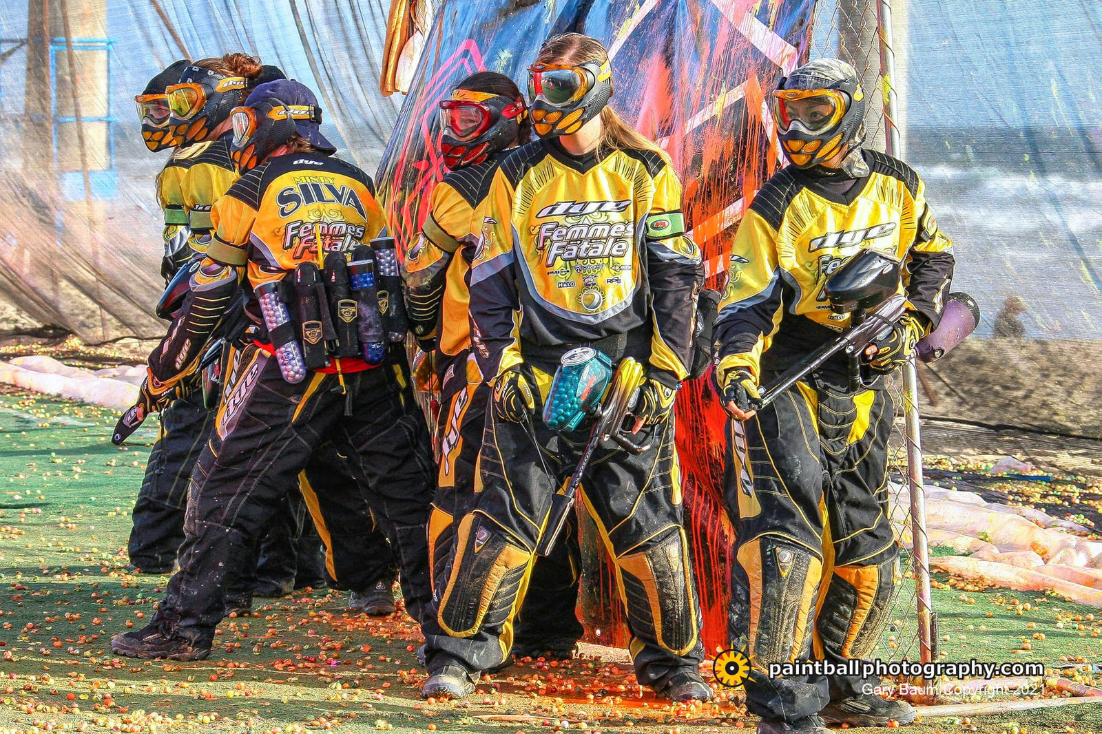 Eine Gruppe von Paintball-Spielern auf Paintball-Feld