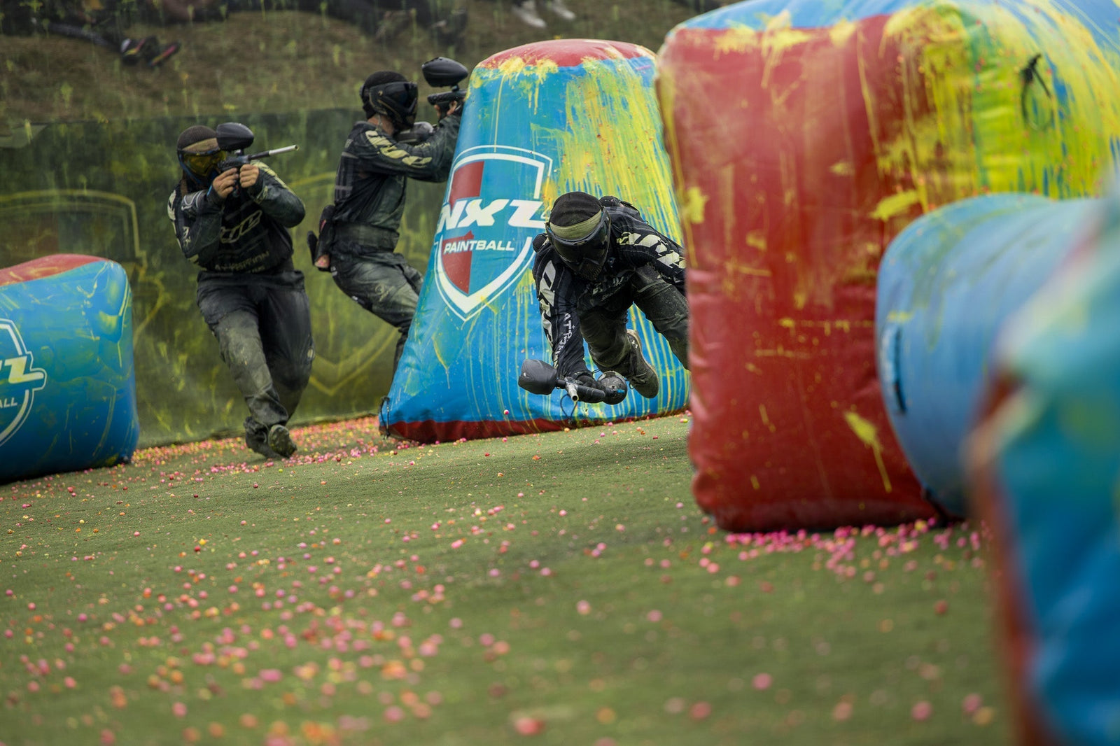 Wie läuft ein Paintball-Spiel ab? Paintball-Spieler mitten im Match auf einem Paiuntball-Feld