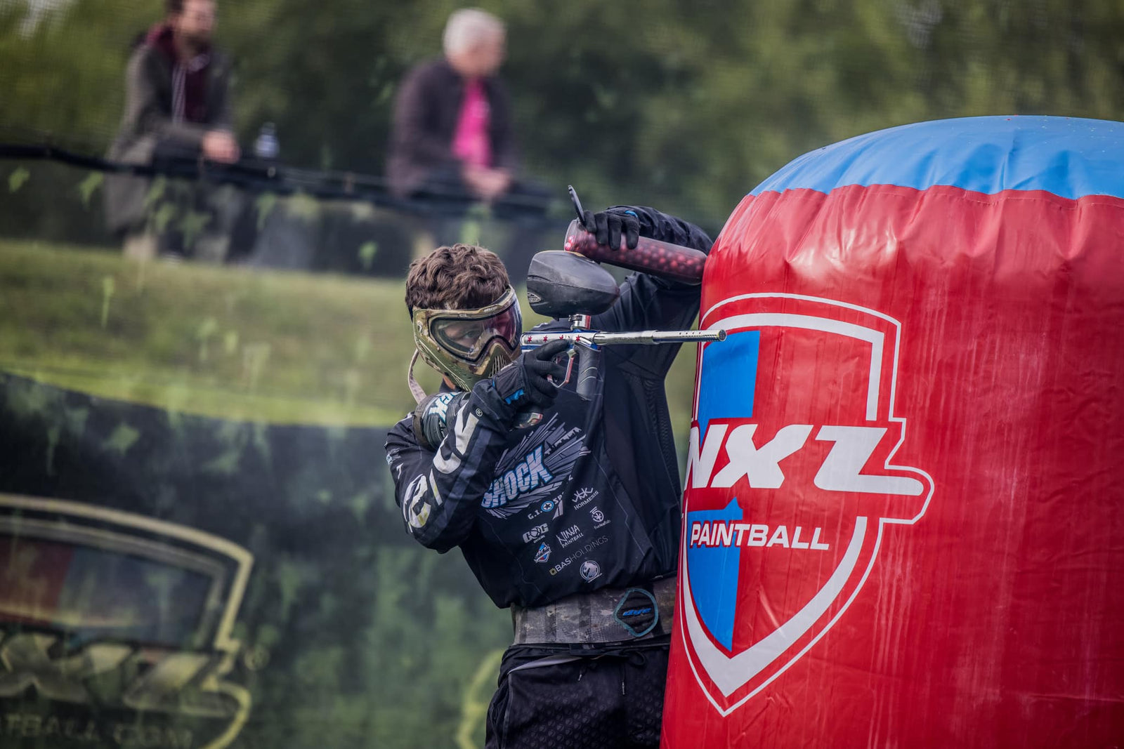Paintballspieler hinter Deckung